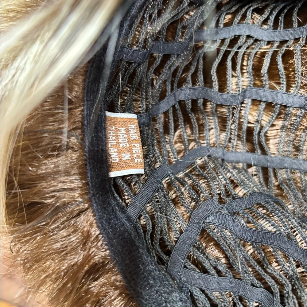 Blonde Women's Wig - Picture 7 of 10